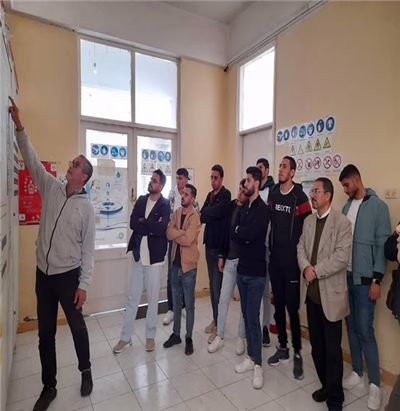 صورة جماعية أمام المحطة